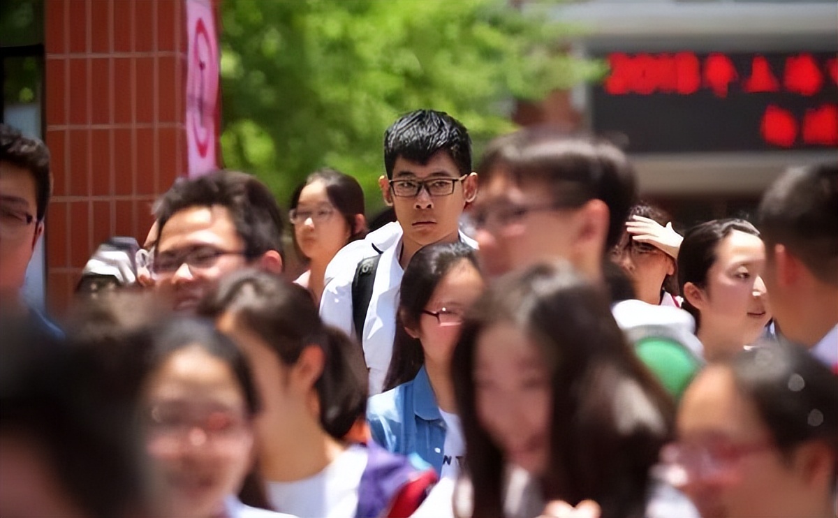 高中生迎来坏消息，高考增设“身份要求”，部分考生或将无缘高考