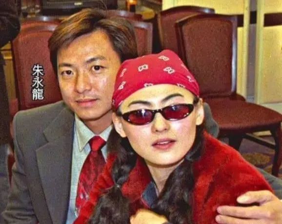 《古惑仔》3人组再聚，早已忘却当年恩怨，陈小春开口叫“大哥”
