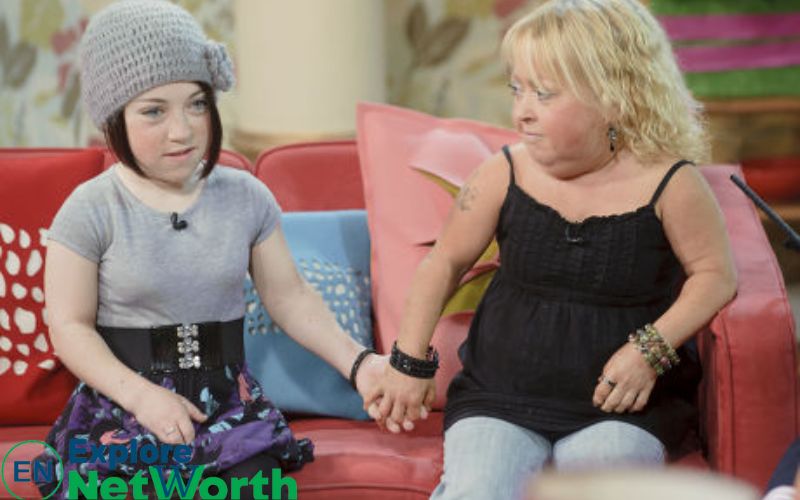 28岁侏儒症女演员贾斯敏·伯克在帐篷内自杀，未婚夫心碎发文