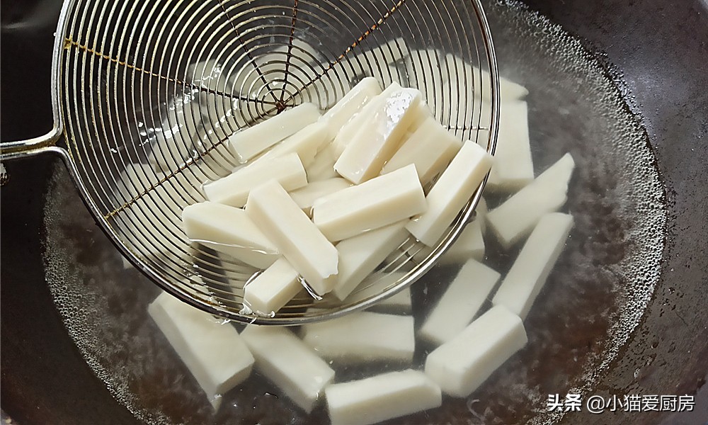 年糕做的炒菜，色泽红亮，口感软糯，味道香甜微辣，特别好吃过瘾