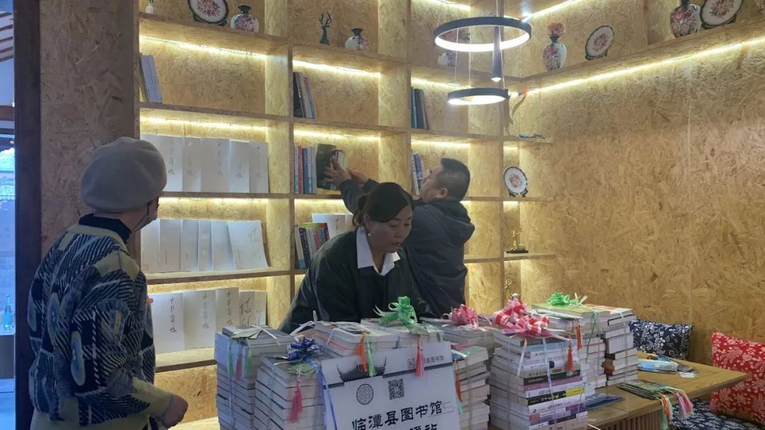 临潭县开展“乐享书香甘南•沁润精神家园”送书进基层活动