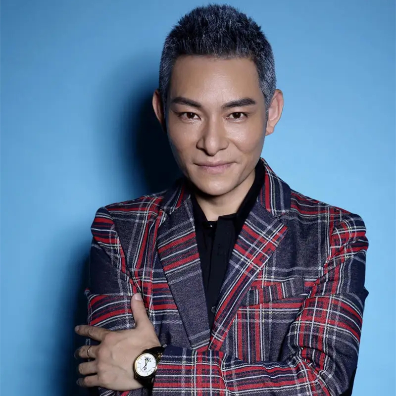 “山寨明星”们的娱圈冒险：擦边球、花钱变脸，有人轻松年入百万