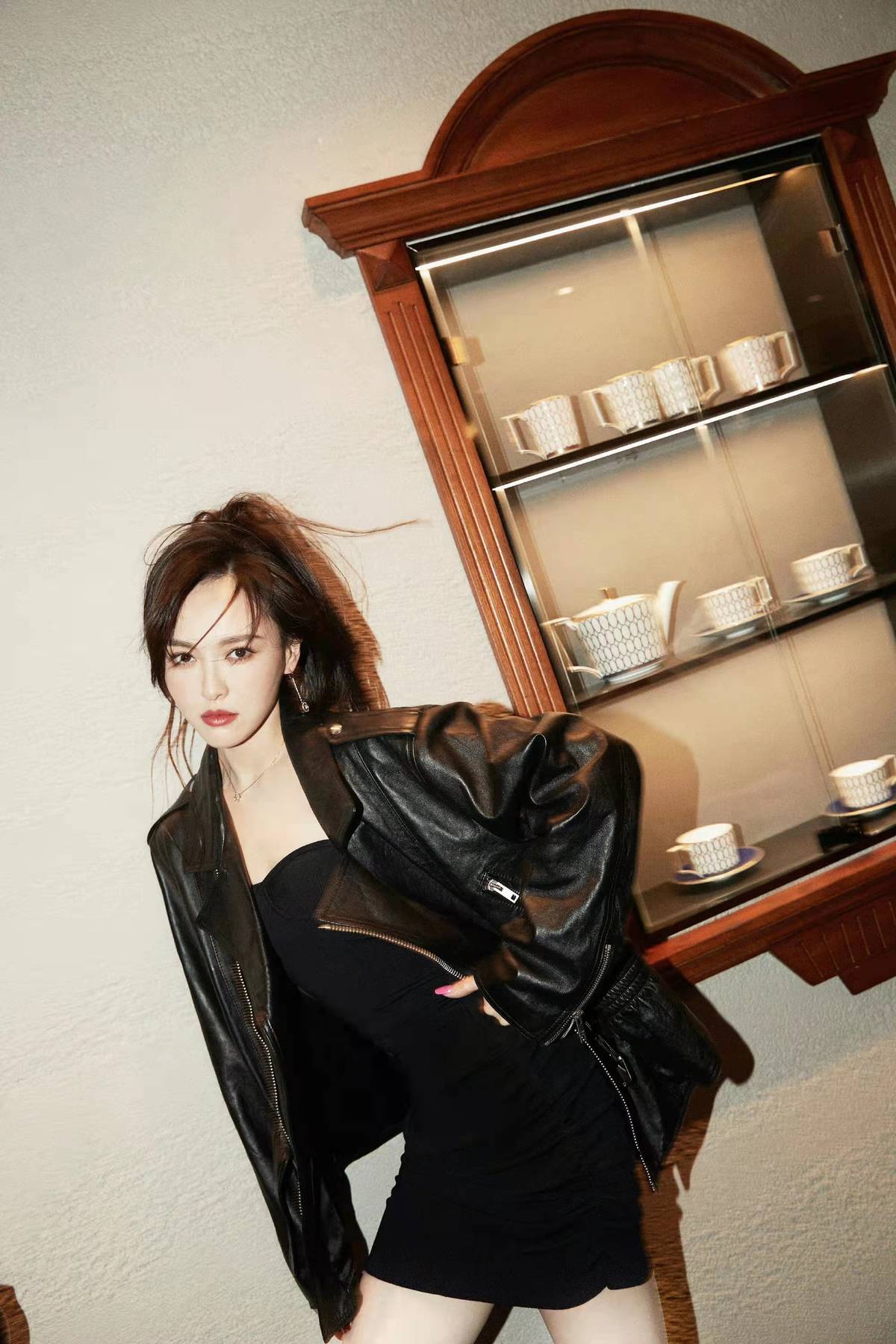 38岁唐嫣终于不再傻白甜!穿紧身短裙配皮衣超霸气,御姐造型封神