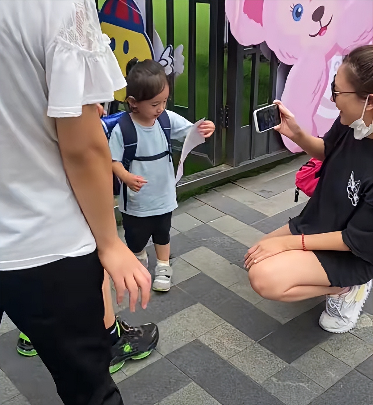 应采儿带儿子外出，Jasper酷帅像爸爸，弟弟扎马尾被误认成女孩
