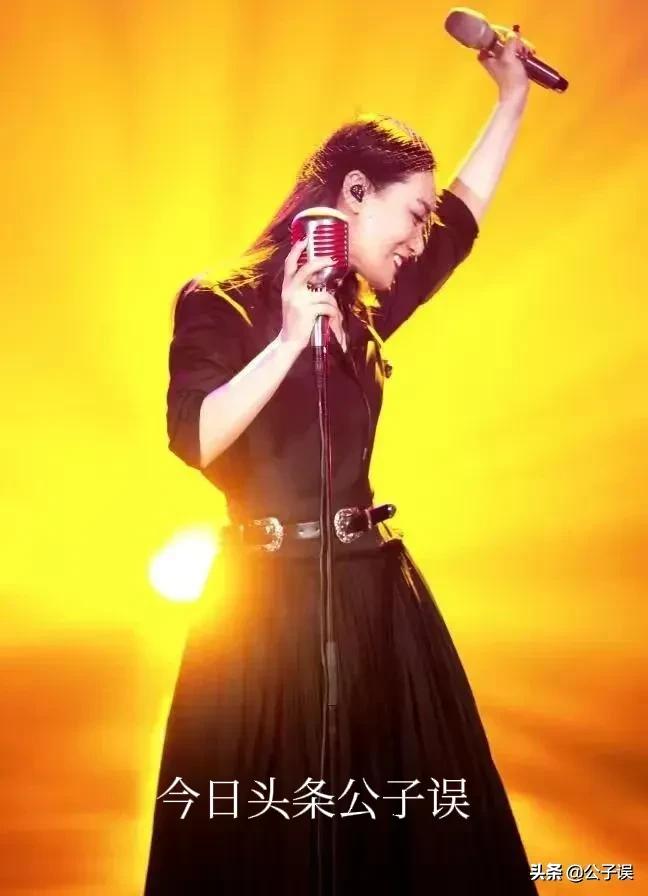 谭晶情史，青歌赛上成名，长城上开演唱会，嫁爱情高龄产子