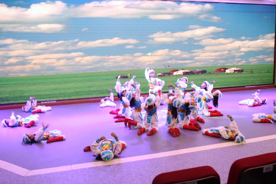 天府新区华阳实验小学举行“童星耀五月·艺术绽花开”群舞比赛