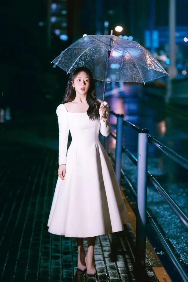 金晨迪丽热巴古力娜扎上演霓虹灯下的极限魅惑，这谁能抵挡得住呀