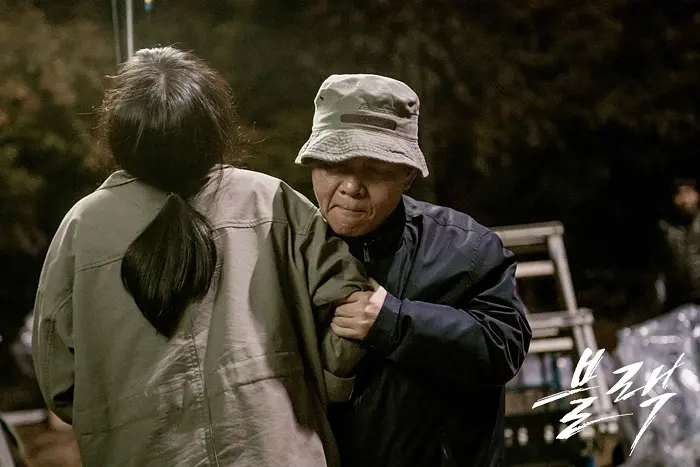 在10分钟内开阴阳眼(女孩有阴阳眼，摘下墨镜，就能预知生死，却被人当成疯子)