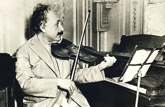 爱因斯坦玩音乐，这够朋克吧？