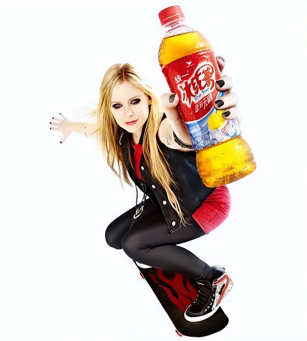 艾薇儿浴火“女王归来”