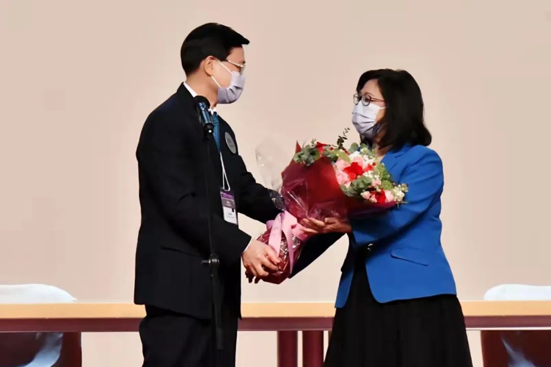 99%支持率！李家超高票當選后，與太太緊緊相擁......