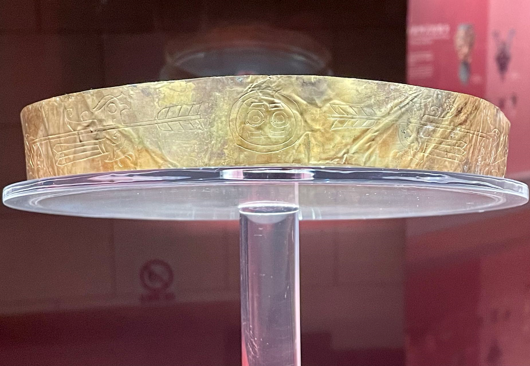 看下图《封神榜》纣王截图,金冠带就这个意思,金沙遗址和同时期的商朝