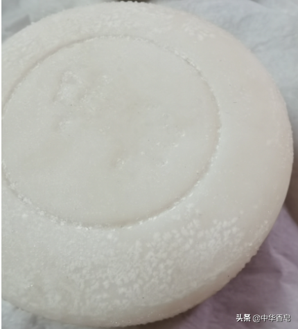 凝结盐花的中华香皂，挽着圆发髻的妇人在乡村的水井边给孩童洗澡