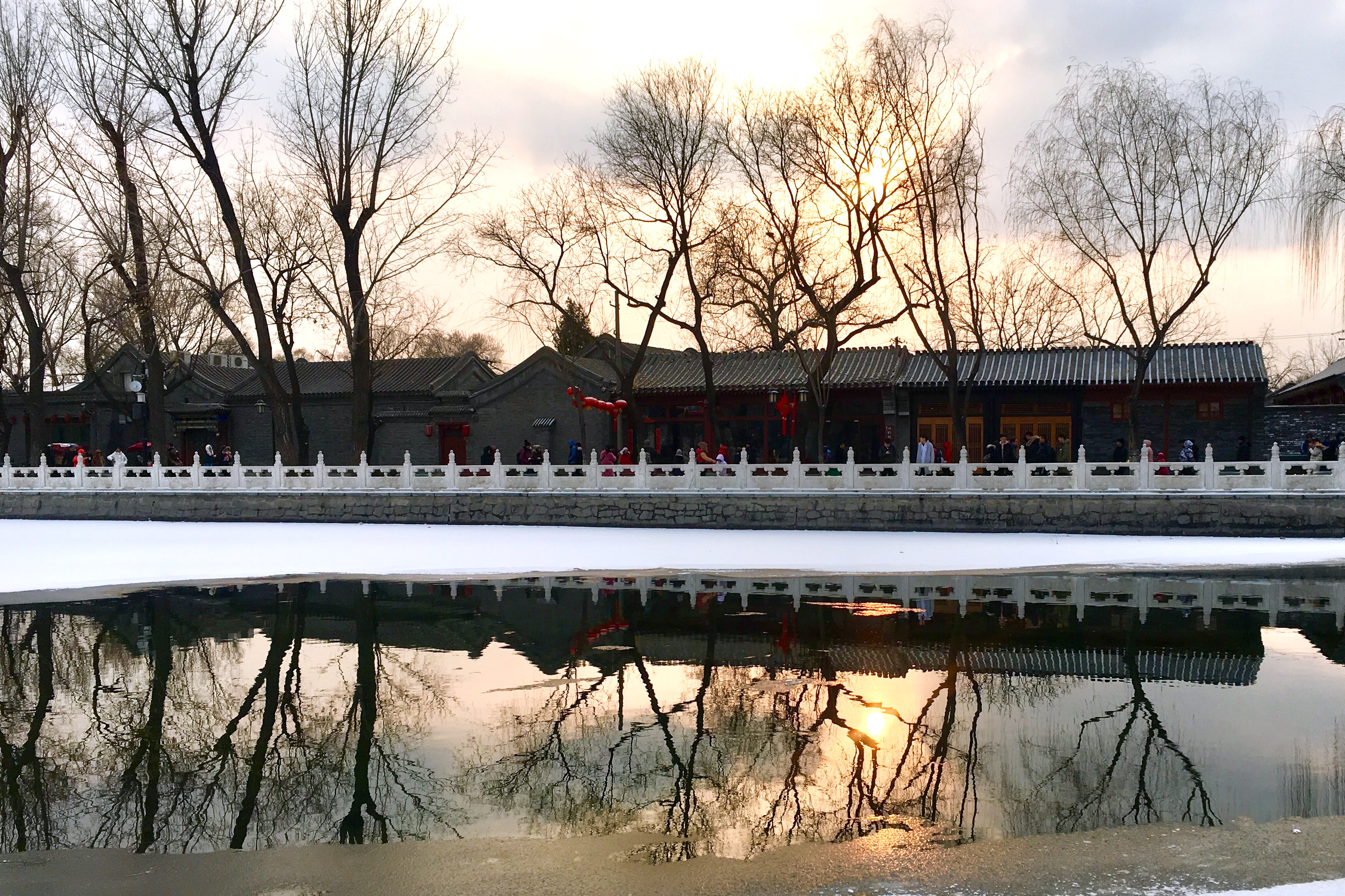 2022年的第一场雪过后，北京的10个好去处，红墙白雪年味浓