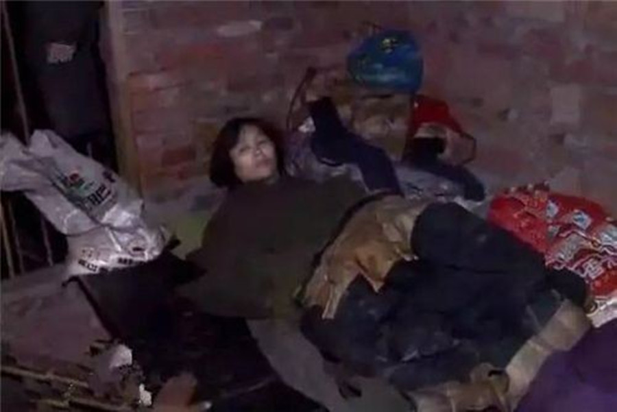 27年前，四川女大学生被拐，与55岁老汉住猪圈17年，获救时已疯癫