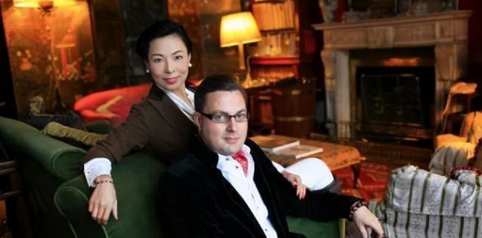 2004年天津女孩嫁外国穷小子，见家长才知对方是伯爵，住千平豪宅