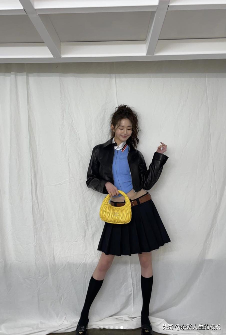 红遍全球超性感俏皮学生妹中空装，教你一招穿起来超显瘦