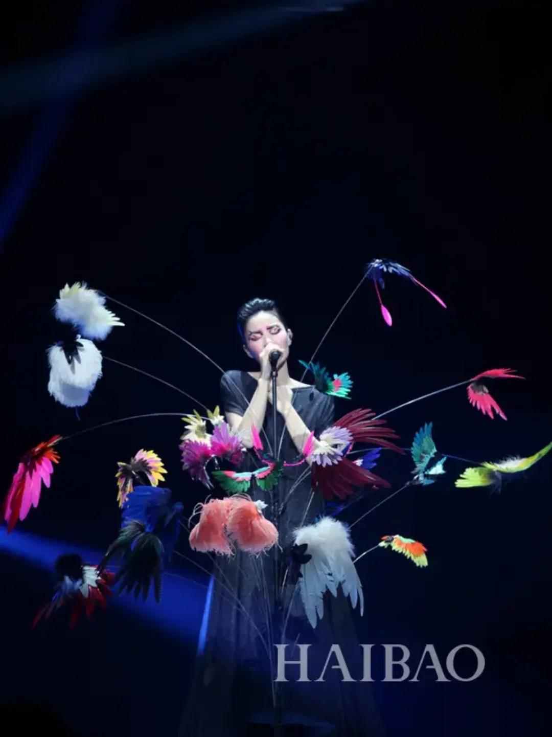 细数天后王菲昔日演唱会中的十大经典造型(图)