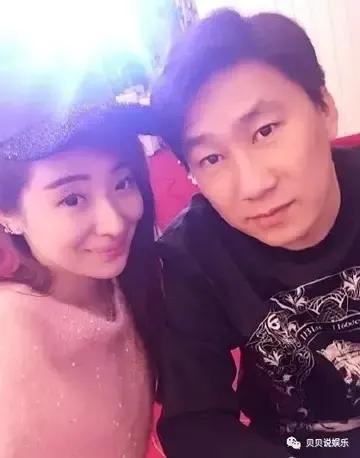 乡爱导演皮长山说以前拍戏都早早到片场没有请假的，现在抽空来拍