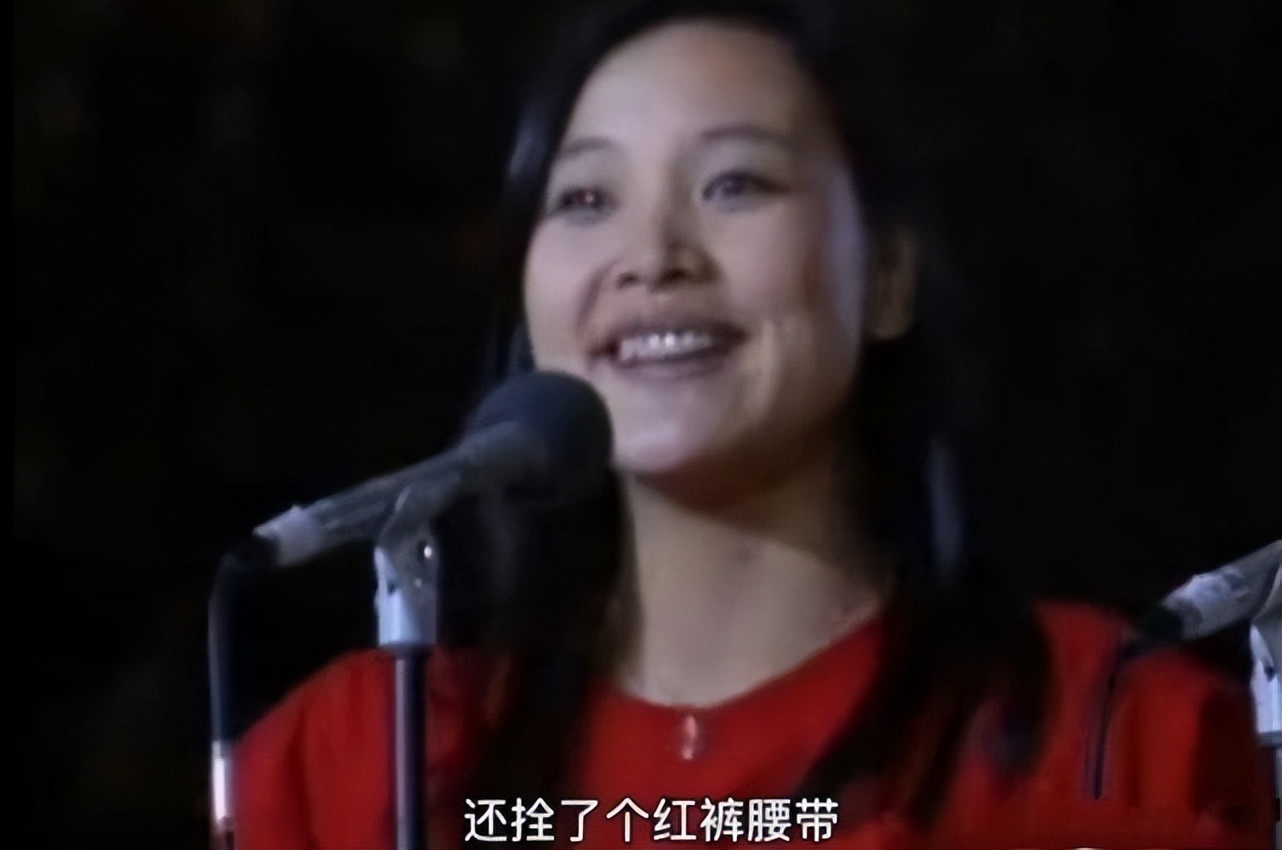 主持人抢话、演员笑场，这8届央视春晚的失误，堪称“灾难现场”