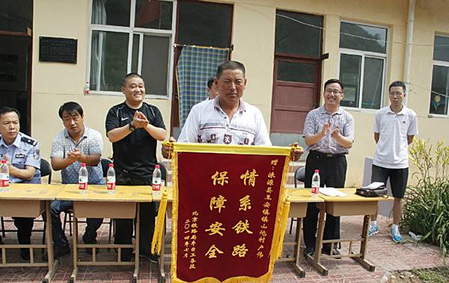 2014年河北羊倌舍命叫停油罐列车，损失2年收入，国家奖励30万