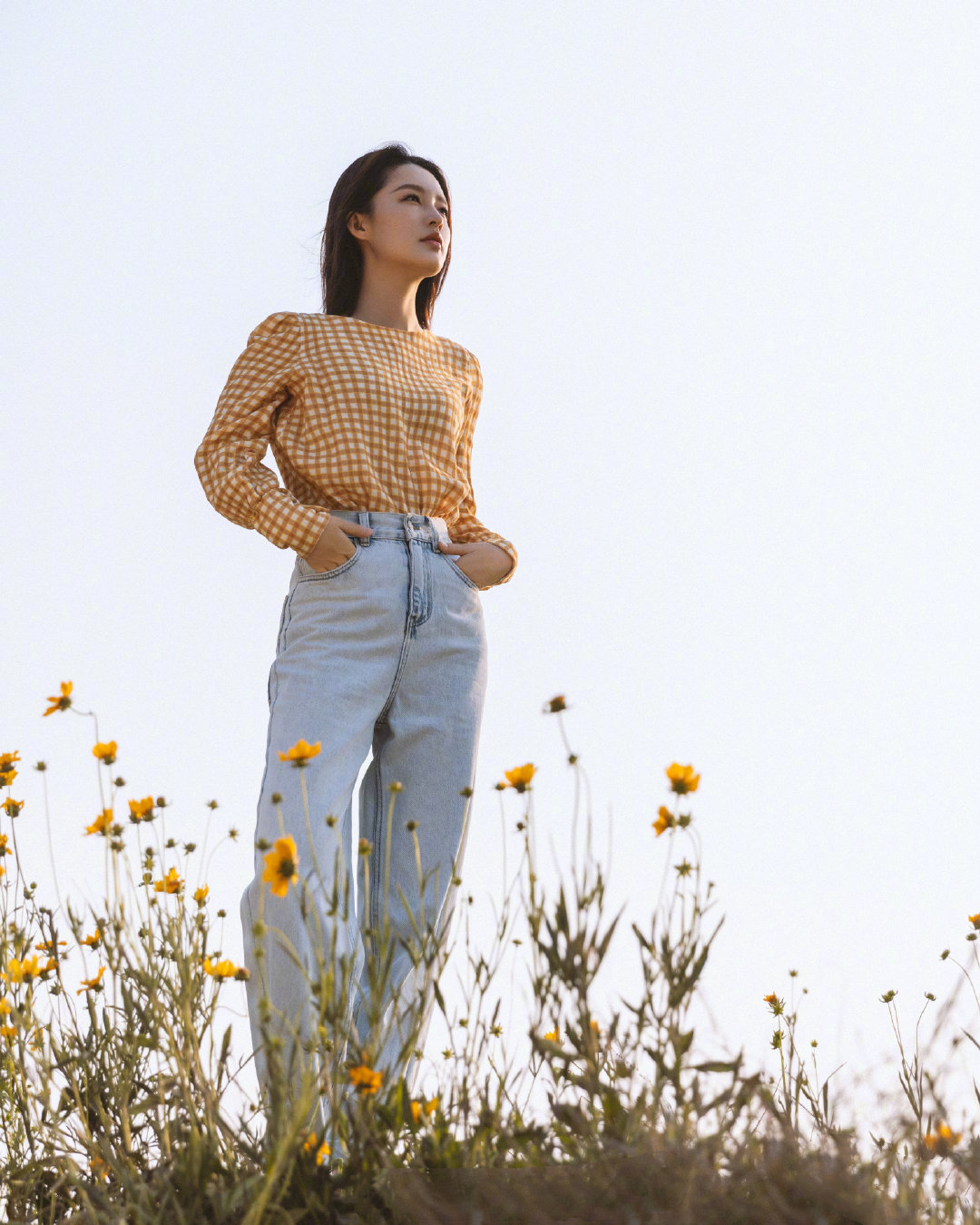 除了可爱的少女心搭配之外,李沁的日常穿搭当中也有这种精致又干练的.