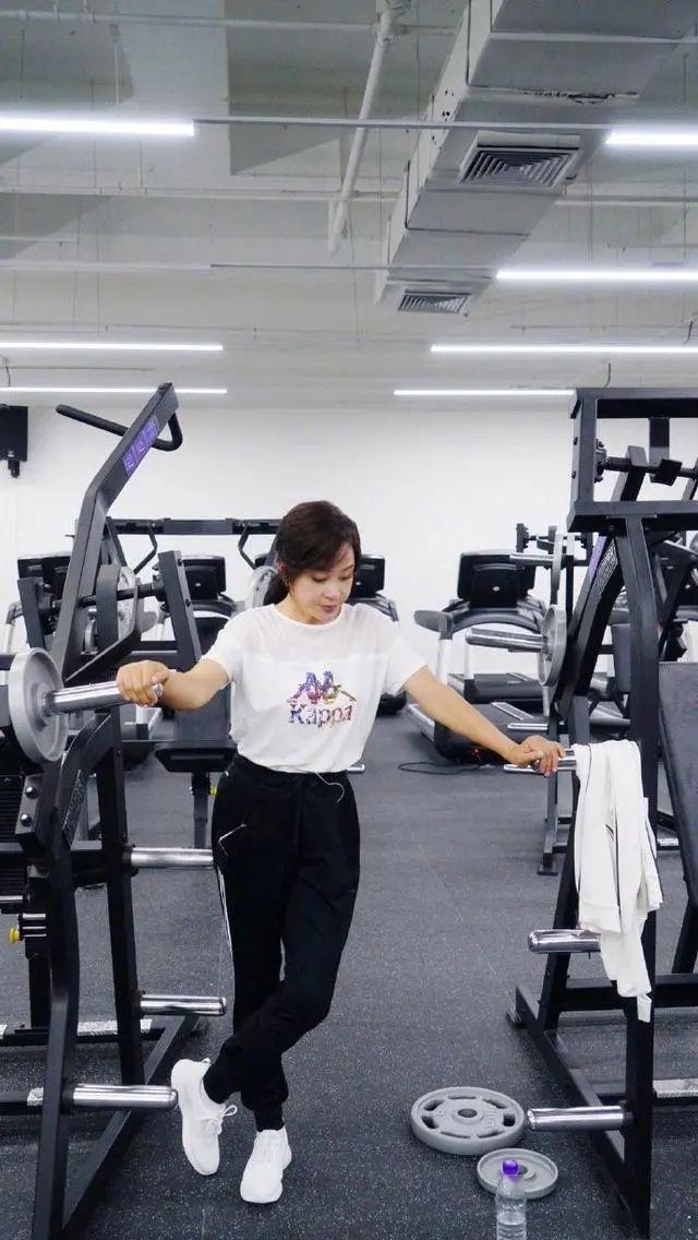 刘晓庆没刻意追求瘦，在公园锻炼阳光有活力，69岁爱美也要健康