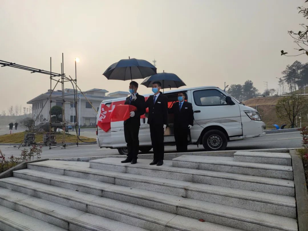 当了3年入殓师，这个24岁女孩遇到了很多事