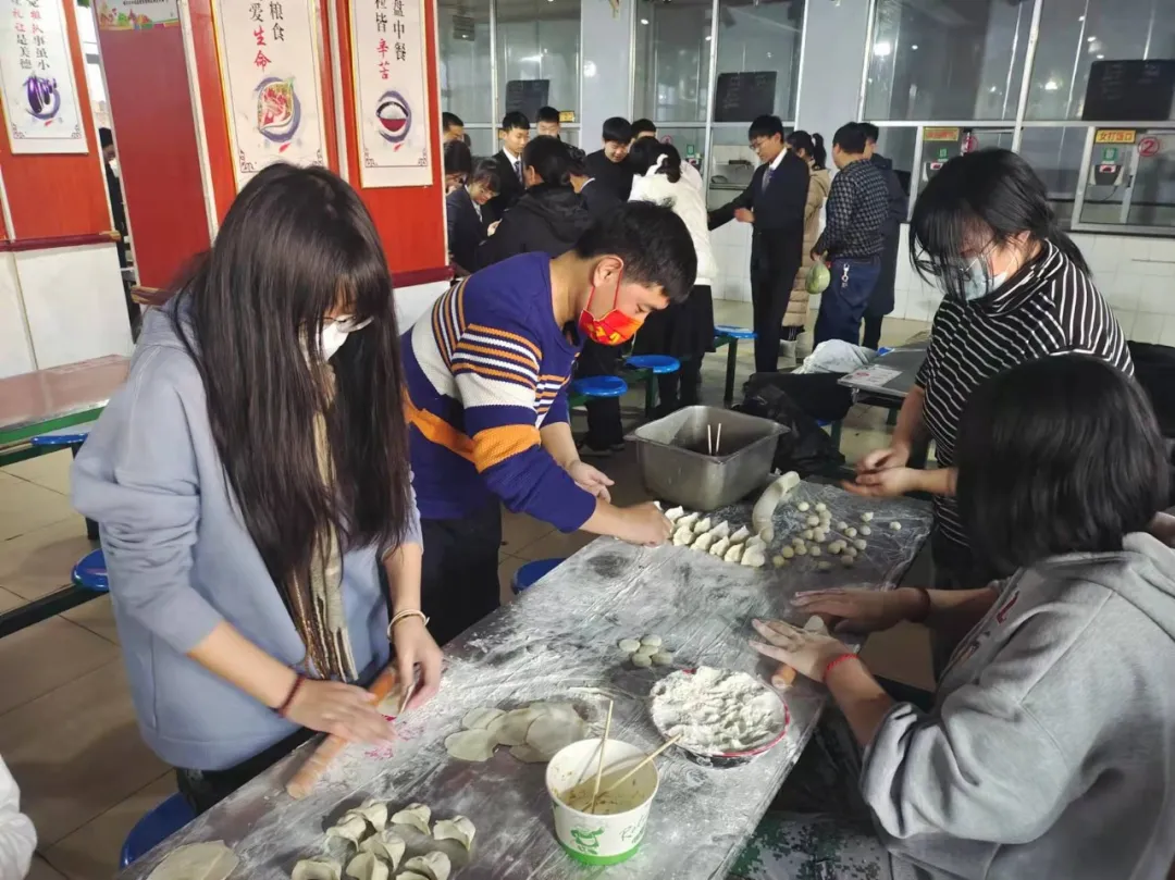 “师生同乐庆元旦 饺子飘香爱满园”兆华学校举行庆元旦包饺子活动