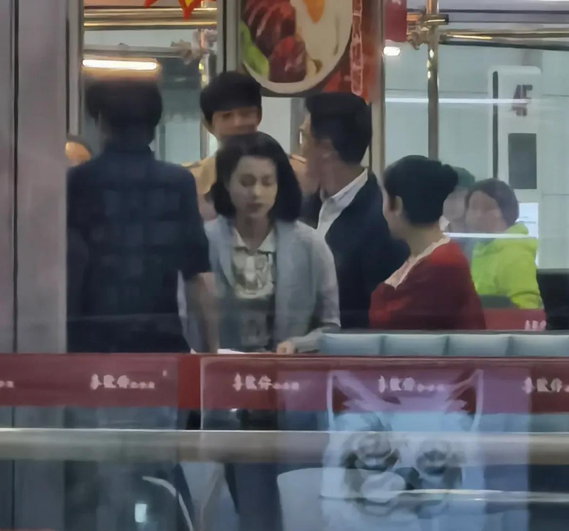 胡杏儿老公带俩儿子去买年花，李乘德吐槽奕霆奕霖是“小坏蛋”