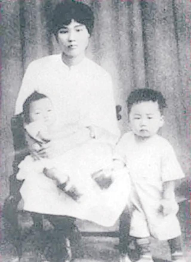 毛岸青找对象，毛泽东警告“别说是我儿子”，结婚时送来两份大礼