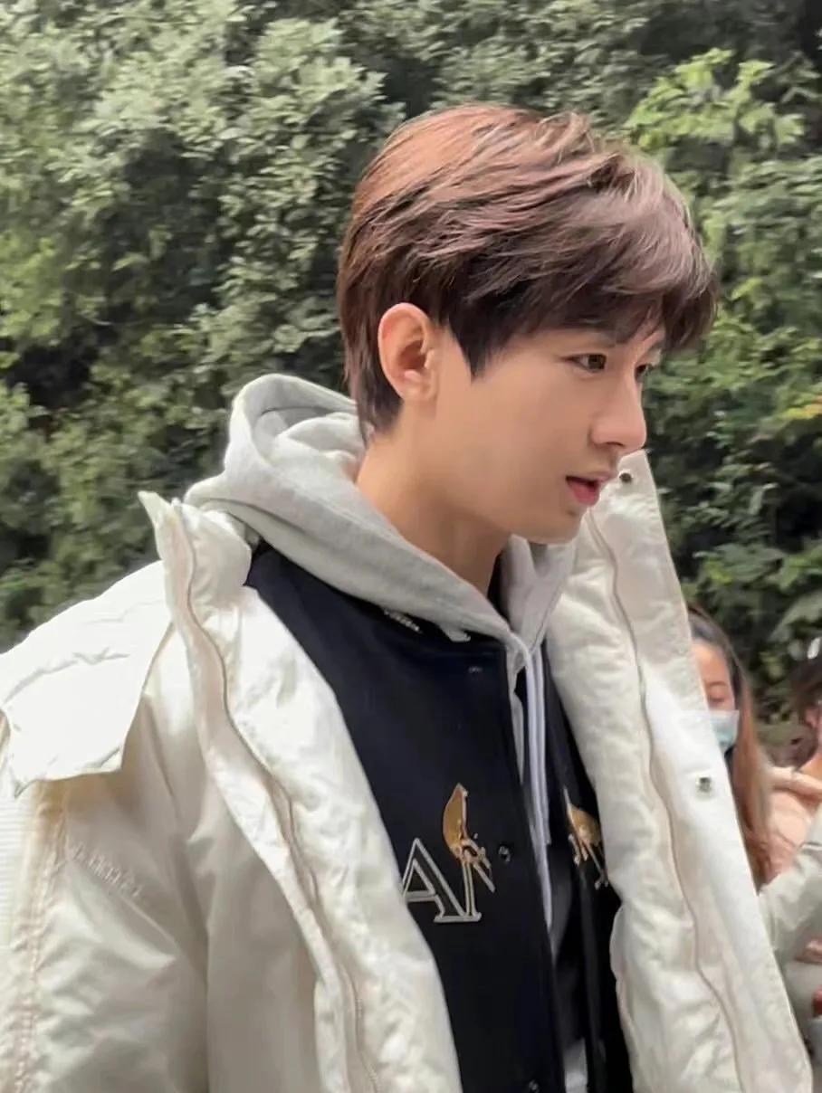 生图比精修好看的十位男明星：杨洋朱一龙太精致，任嘉伦肖战惊艳