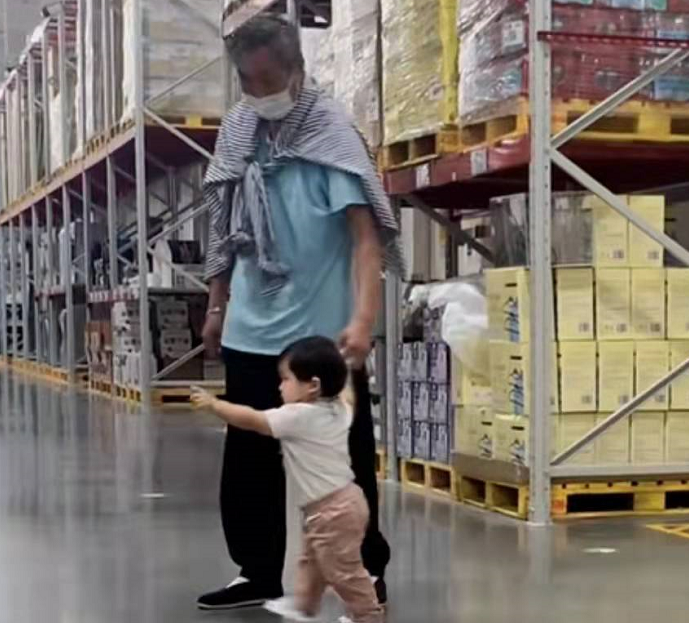 64岁杜源近况罕曝光，戴大金镯子与孙子现身商场，四处闲逛无人识