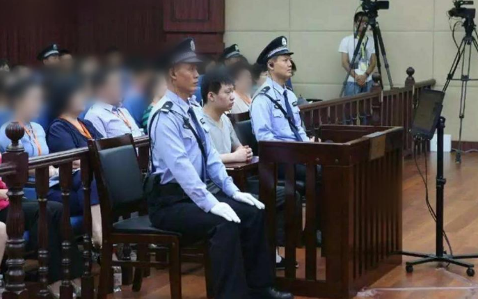 “辱母案”于欢：从无期改判5年，狱中受6次表扬，母亲3年白头