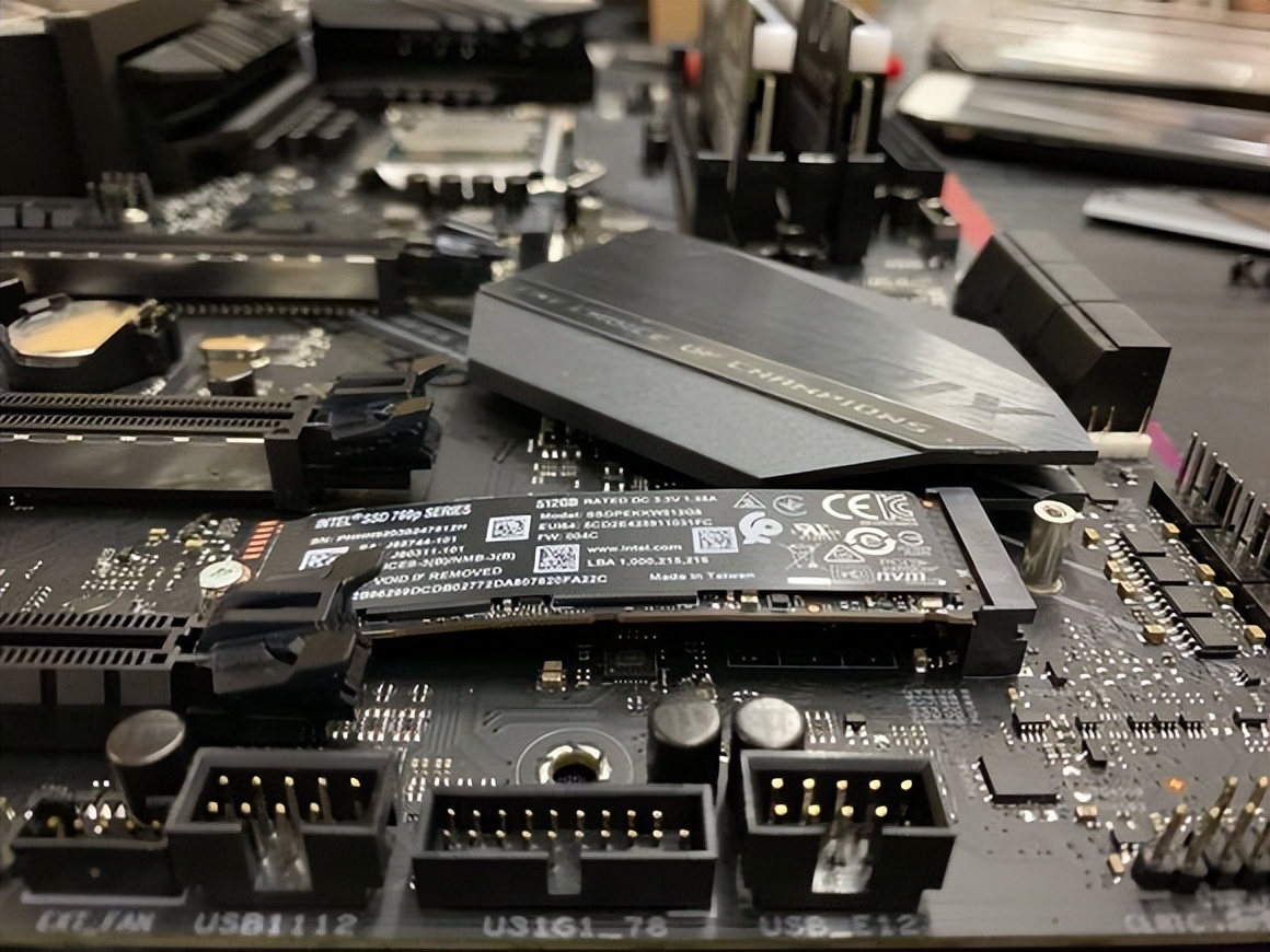 主板自带M.2散热片是鸡肋？看看B660迫击炮+PCIe4.0固态上机实测