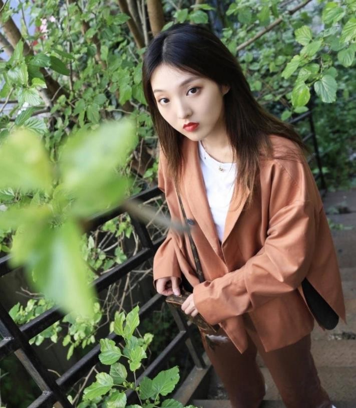 985毕业科班出身，实力不俗被称小邓紫棋，因生病变丑遭外貌羞辱