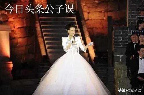 谭晶情史，青歌赛上成名，长城上开演唱会，嫁爱情高龄产子