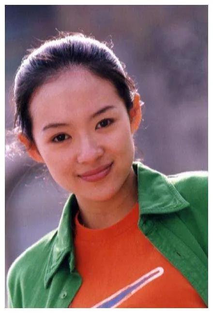 章子怡 上大学的时候的照片，那时就非常漂亮