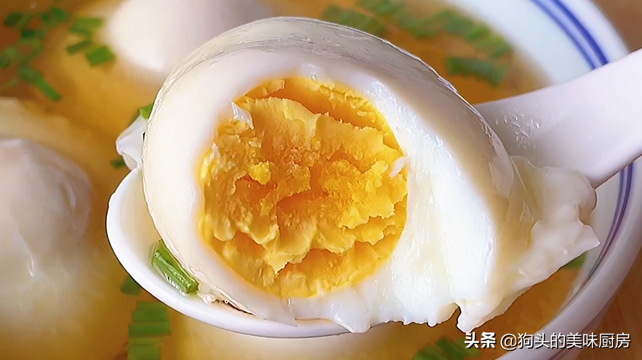 这技术煮荷包蛋太厉害了，不散花无白沫，又圆又光滑，太简单了