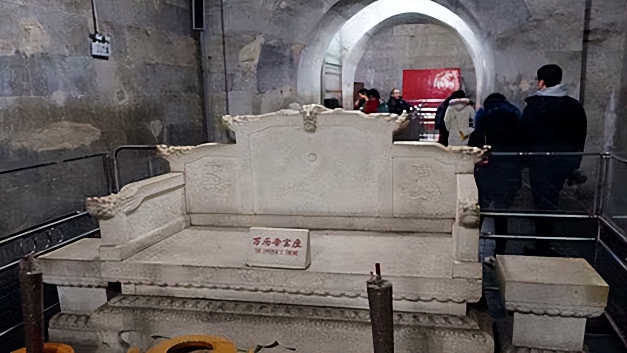 康熙四十七年(1708年),随着木兰秋围"不法祖德,不尊上训"的皇太子胤礽