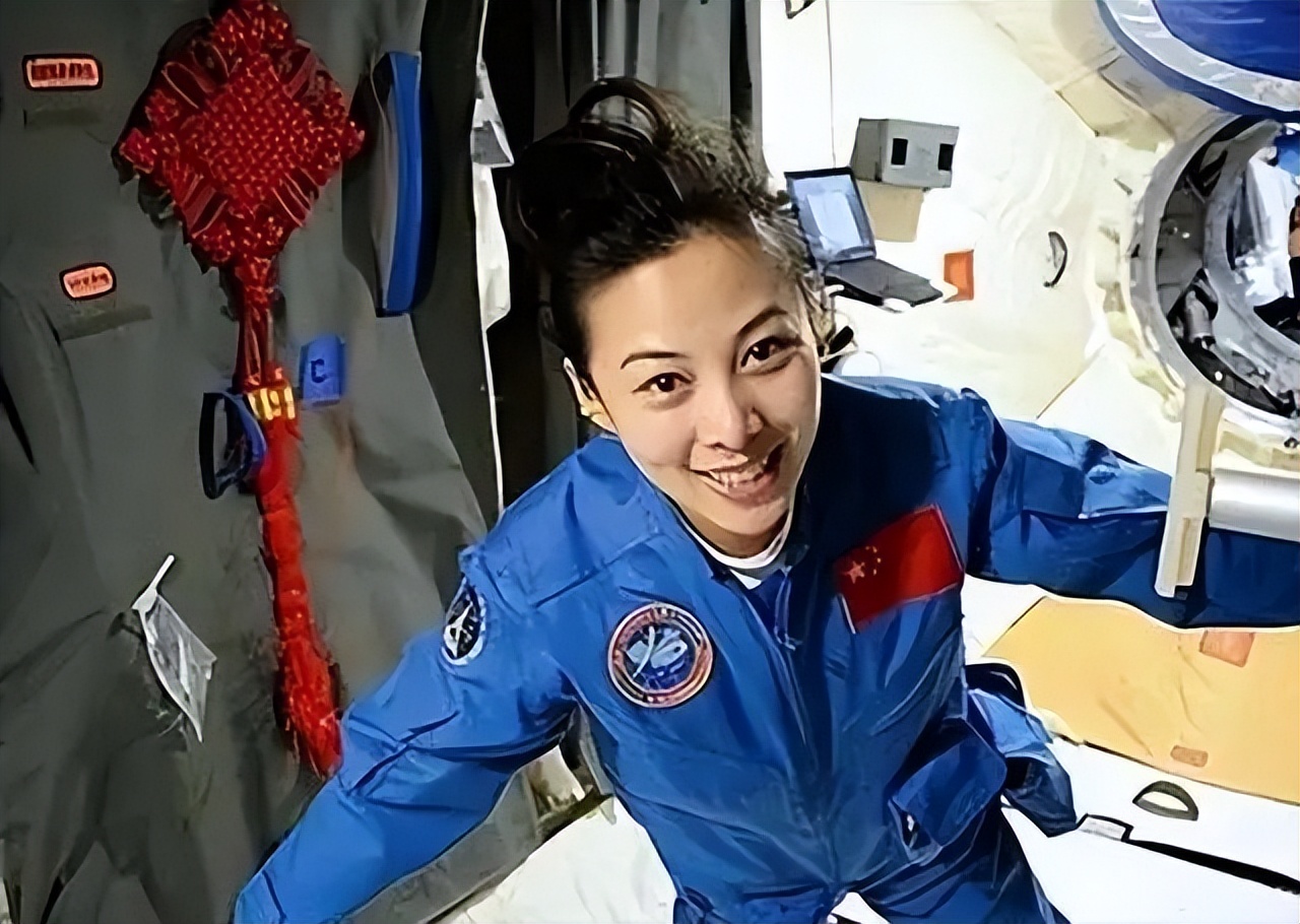 “摘星星的妈妈回来了”，王亚平兑现女儿诺言，学历曝光令人敬佩