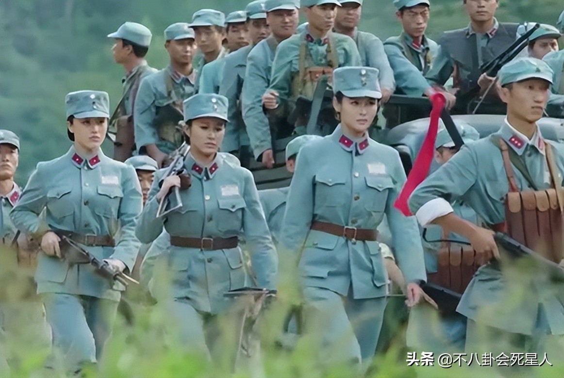 抗日剧变矫情？涂发胶抹口红，白面烧饼还嫌弃，对得起以前战士吗