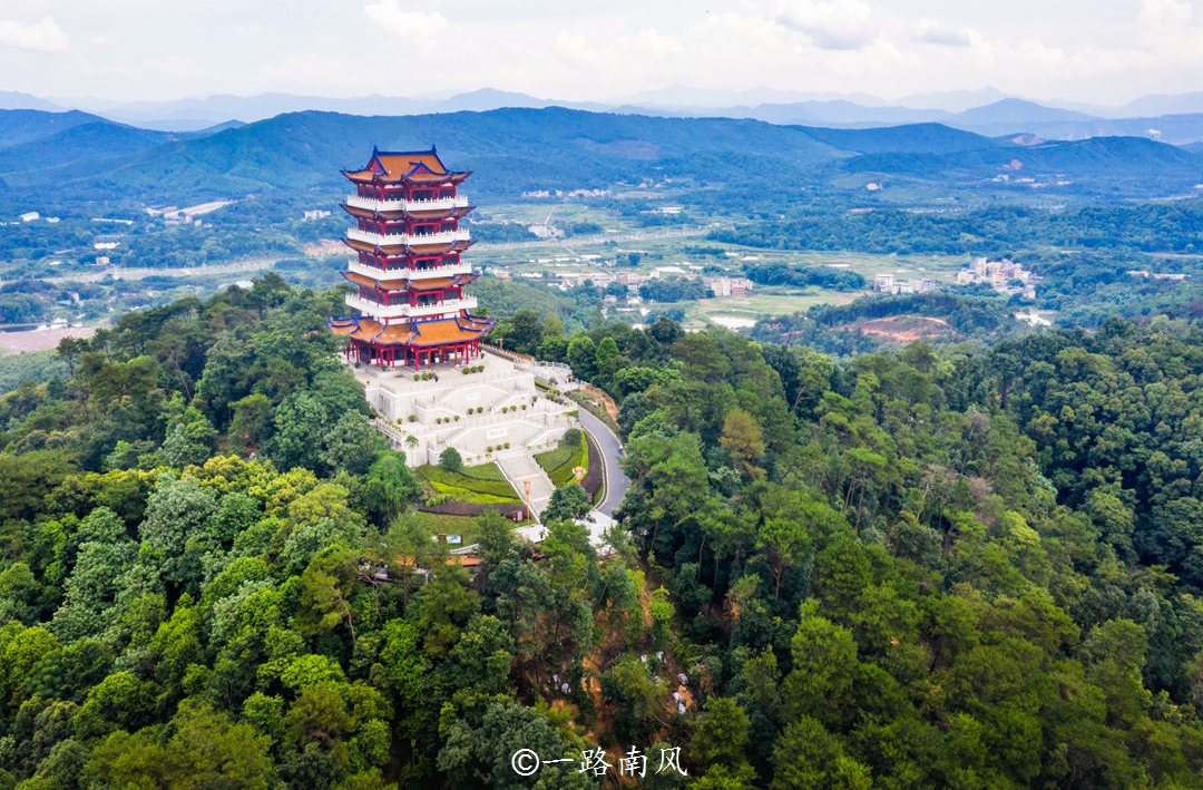 在韶关市区远远就能够看到韶阳楼,它是当地的地标建筑之一,也是鸟瞰