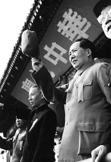 1950年外国间谍企图国庆节炮轰天安门，毛主席：打过来谁都不许跑