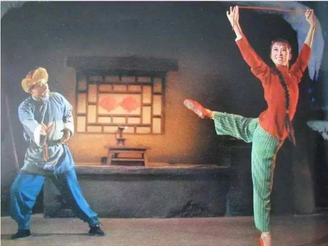 “歌唱家”朱逢博：丈夫死后不愿下葬遗体，痴情守候骨灰14年