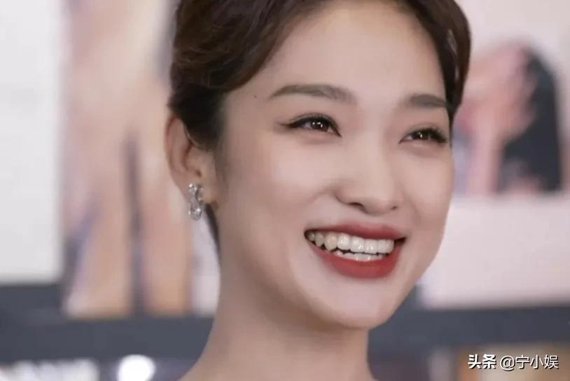 蓝羽大秀琴艺，卢靖姗唱歌受阻，胡兵自曝冷知识：这场晚会太精彩