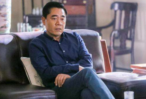 杨幂与闺蜜逛街，筷子腿还没男生手臂粗，明星气质让人一眼认出