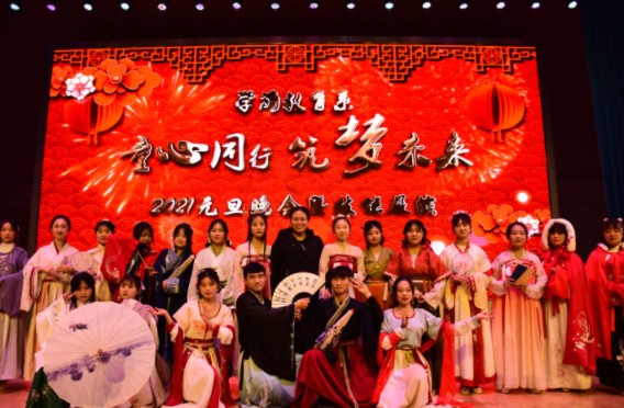 湖北一学校元旦晚会引热议，学生跳舞有些大胆，网友：真的不冷吗