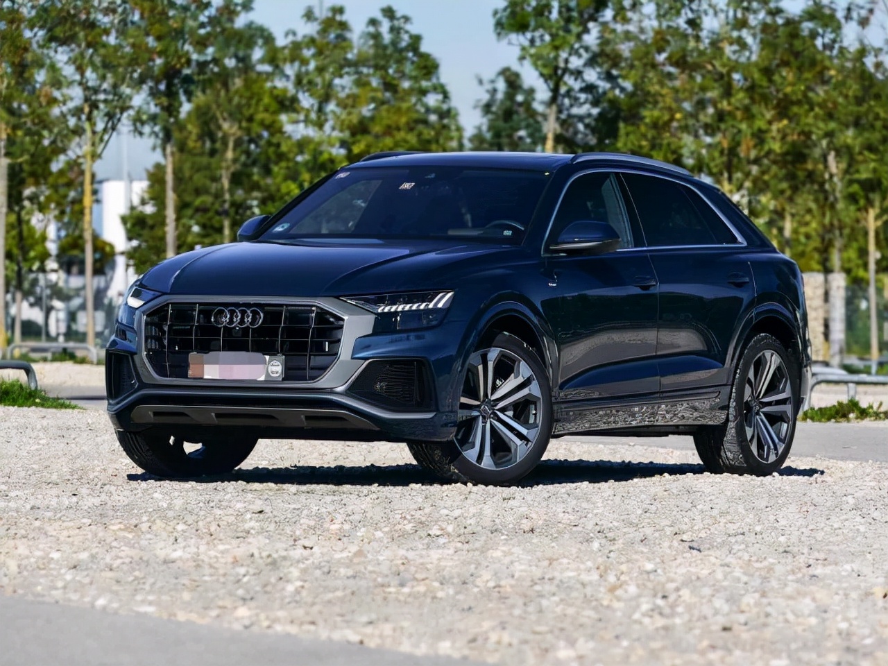 从定位上看,它与奥迪q7同样是中大型suv,在造型上q8则更倾向于运动化