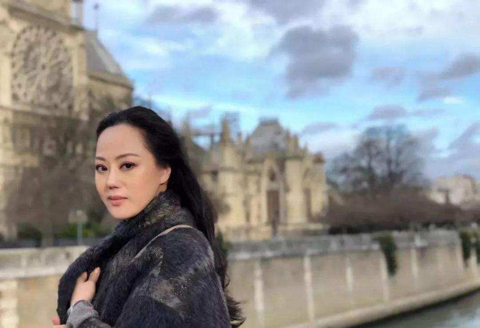 微胖女人穿衣还得看章小蕙，近60岁身材珠圆玉润，依旧美艳显贵